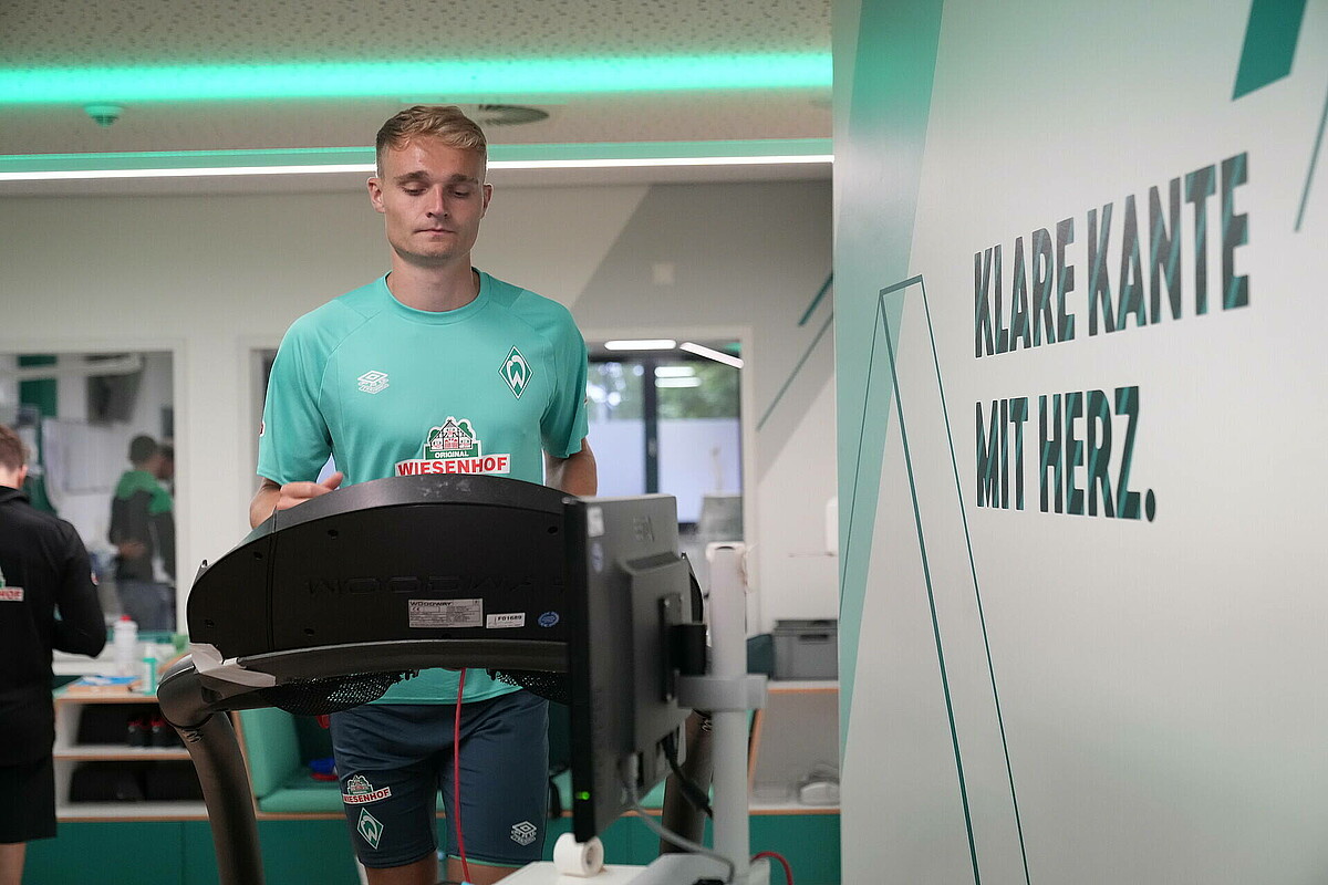 null Amos Pieper auf dem Laufband im wohninvest WESERSTADION.