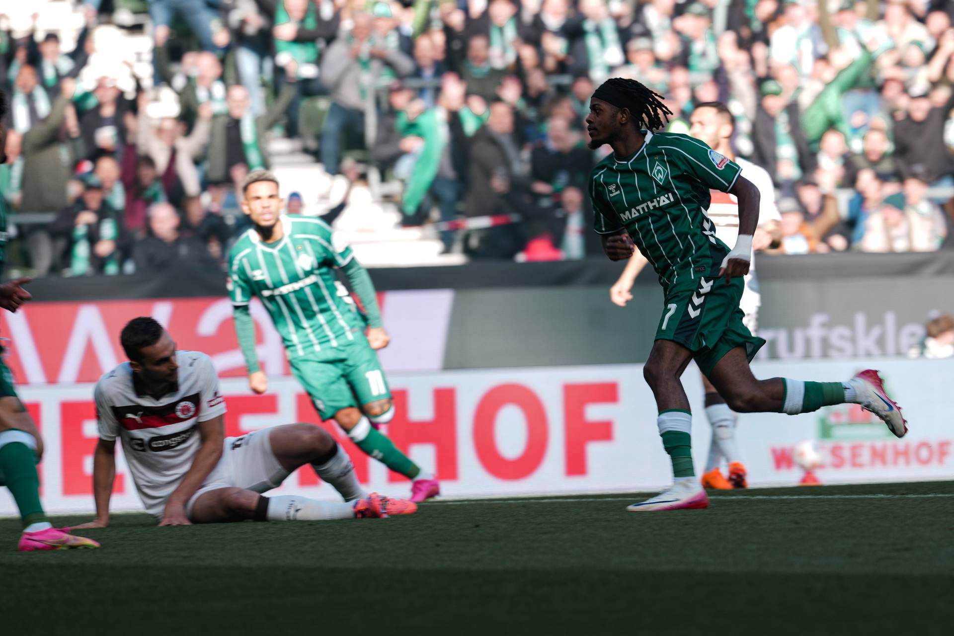 Samuel Mbangula dreht zum Jubeln ab.