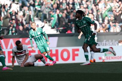 Samuel Mbangula dreht zum Jubeln ab.