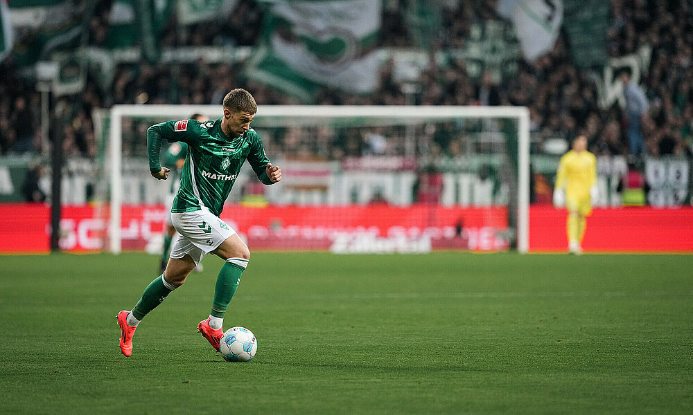 Mitchell Weiser mit Ball am Fuß. 