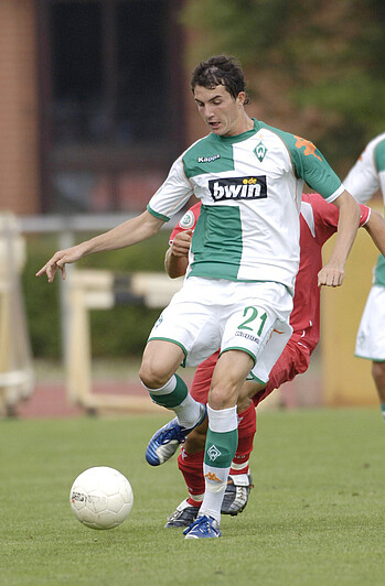 null Theuerkauf mit Ball am Fuß.