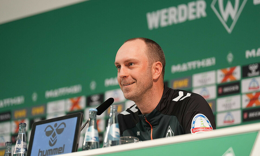 Ole Werner auf dem Podium bei der Pressekonferenz