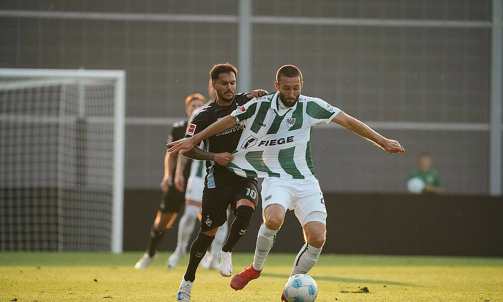 Bittencourt im Zweikampf mit einem Spieler von Preußen Münster