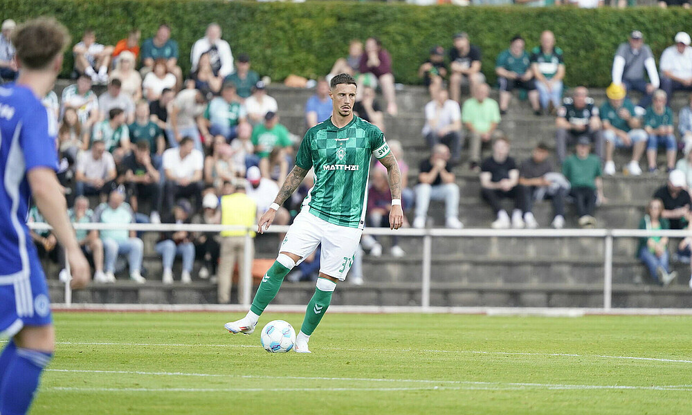 null Marco Friedl im Testspiel gegen Verden mit Ball am Fuß.