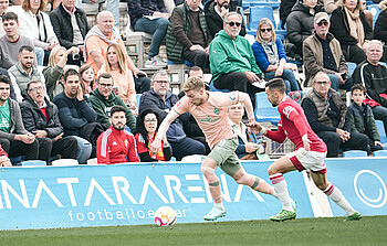 Stache und Kloss auf der Tribüne beim Testspiel gegen Real Murcia in der Pinatar Arena. 