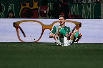 null Niklas Stark sitzt auf dem Boden.