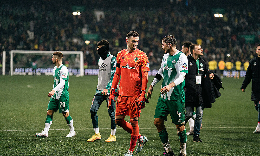 Jiiri Pavlenka unterhält sich nach dem Heimspiel gegen den BVB mit Niklas Stark