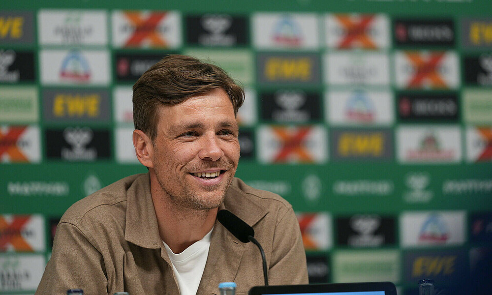 null Clemens Fritz lächelt auf dem PK-Podium.