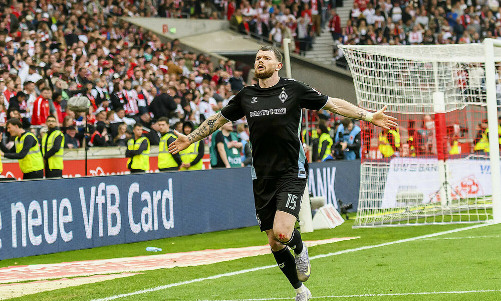 Oliver Burke jubelt. 