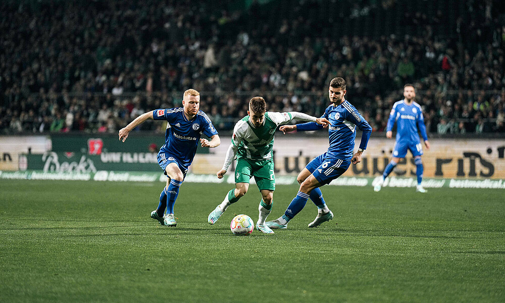 null Romano Schmid im Duell mit zwei Schalkern