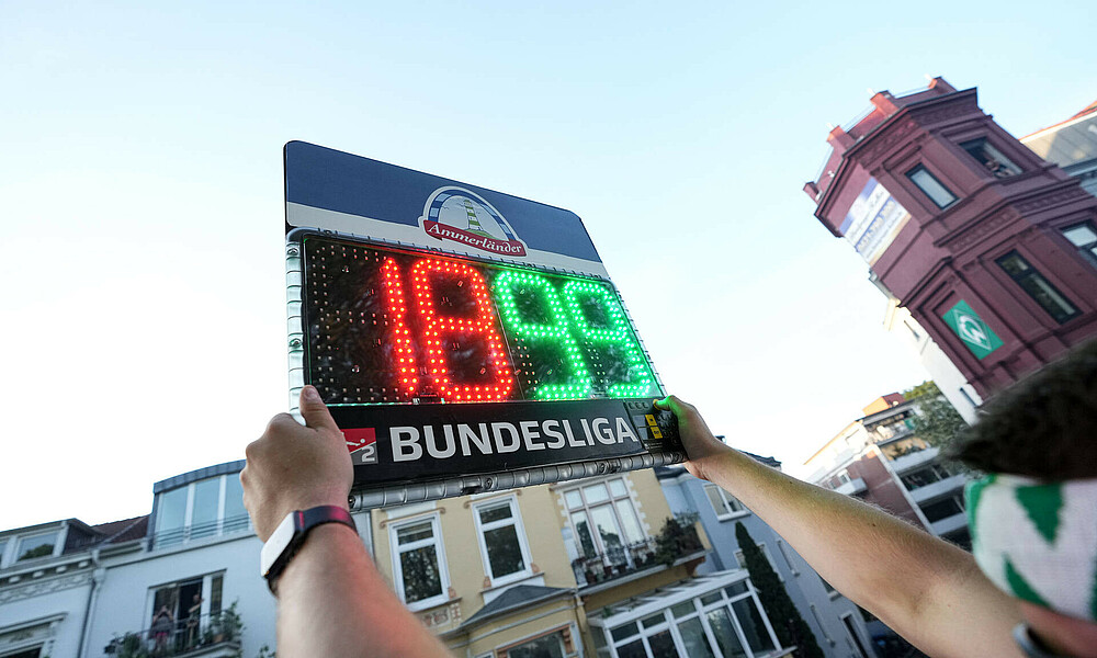 null Eine Auswechseltafel mit der Zahl 1899.