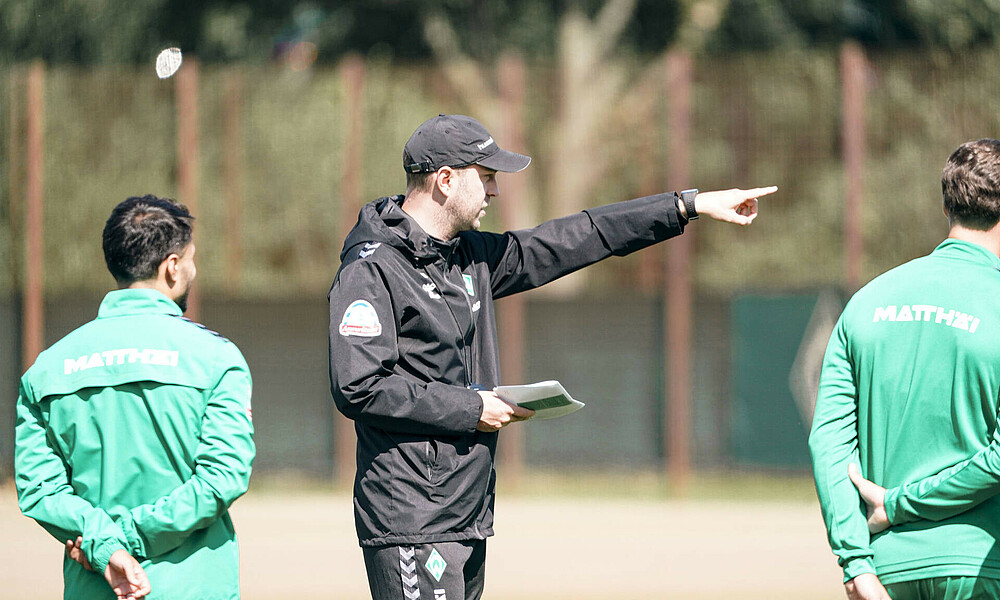 null Ole Werner gestikuliert auf dem Trainingsplatz.