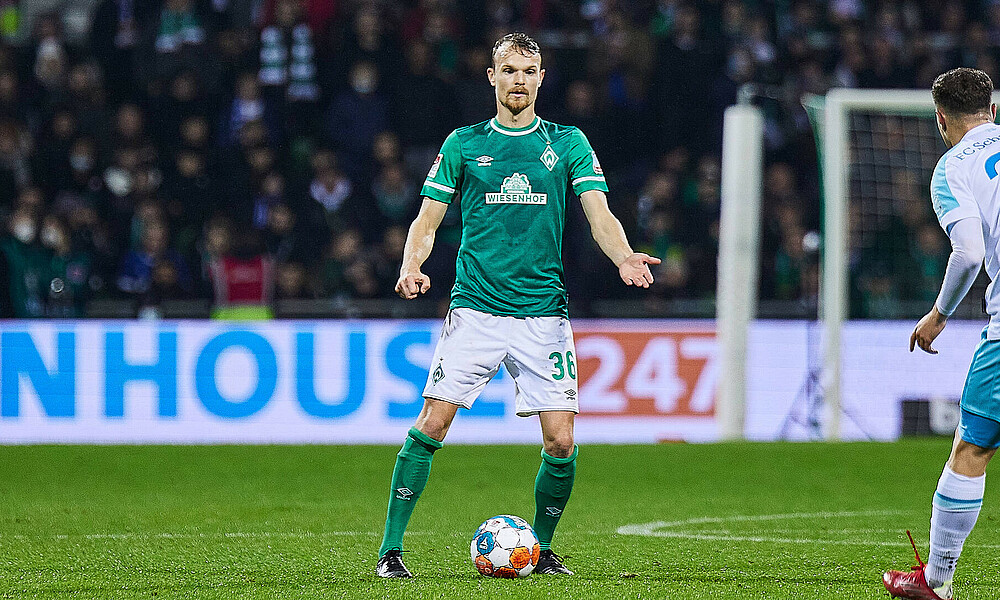 Christian Groß am Ball im Spiel gegen Schalke 04.