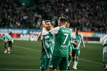 Mitchell Weiser klatscht mit Marvin Ducksch ab.