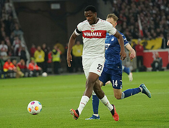 Zagadou im Zweikampf gegen Hoffenheims Beier. 