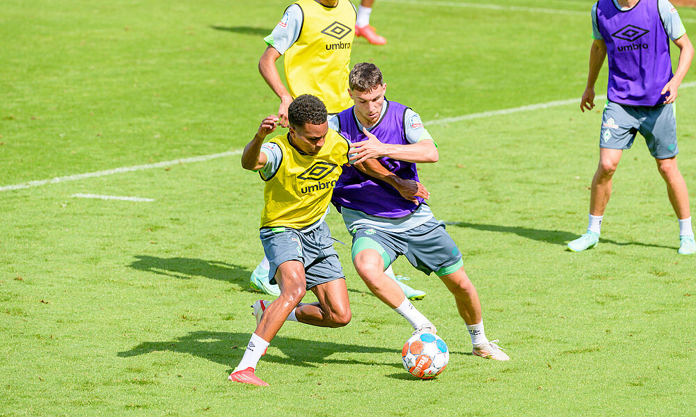 Felix Agu und Oscar Schönfelder auf dem Trainingsgelände des SVW.