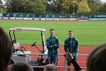 Friedl und Rapp beantworten am Rande des Trainingsplatzes eine Frage.