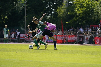 Zwei Spieler in einem Zweikampf miteinander. 