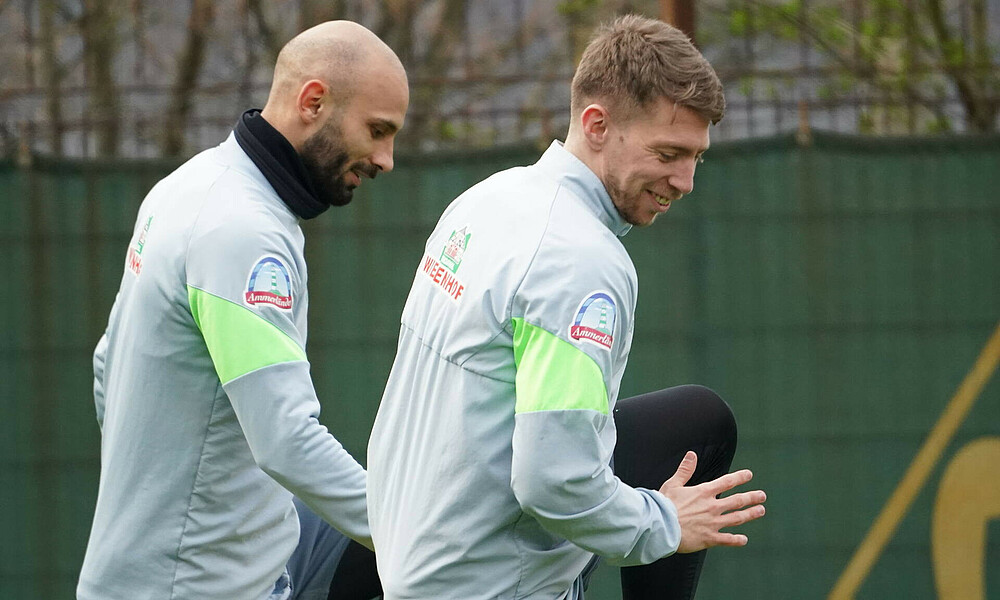 null Ömer Toprak und Mitchell Weiser machen Trainingsübungen auf dem Platz