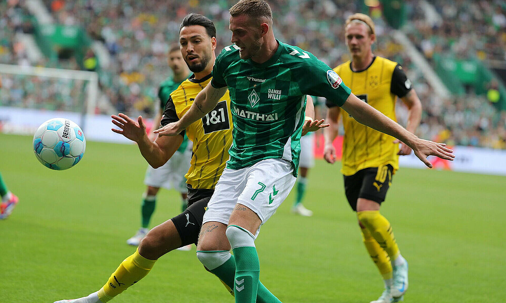 Ducksch im Zweikampf mit Bensebaini. 