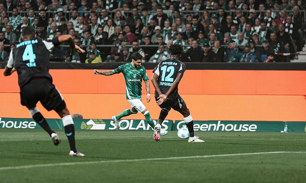 Leonardo Bittencourt schlägt eine Flanke. 