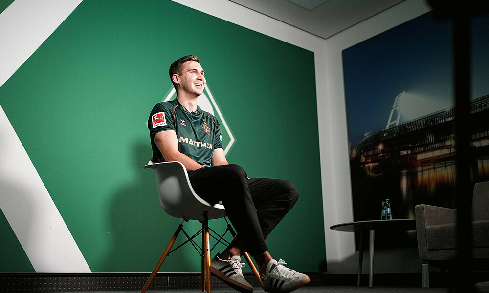 Maximilian auf einem Stuhl. 