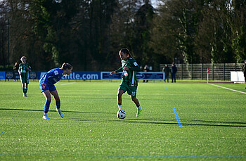 Tuana Mahmoud am Ball im Testspiel gegen Meppen in Großenkneten