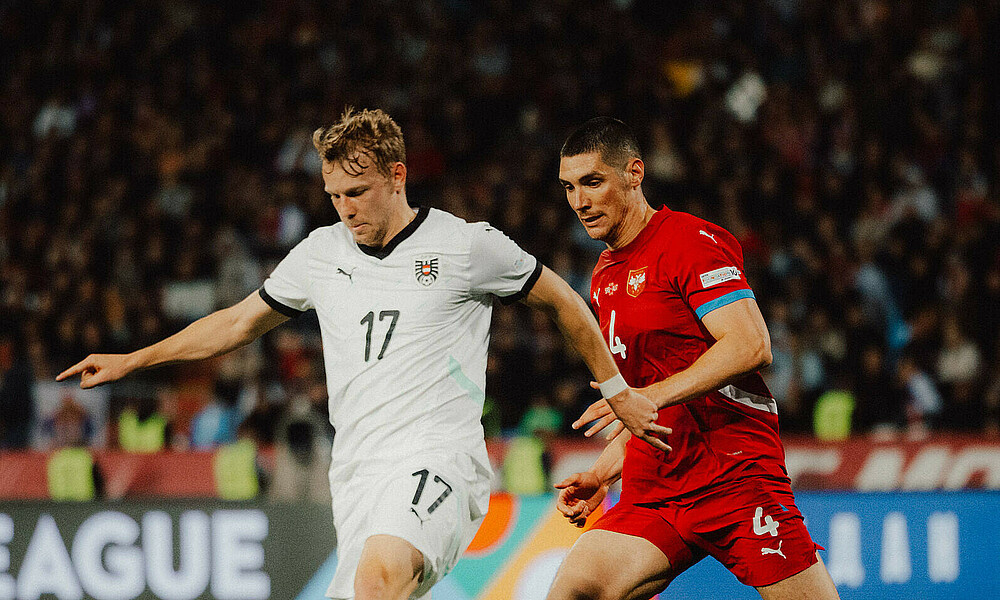 Marco Grüll in einem Zweikampf mit einem Gegenspieler.