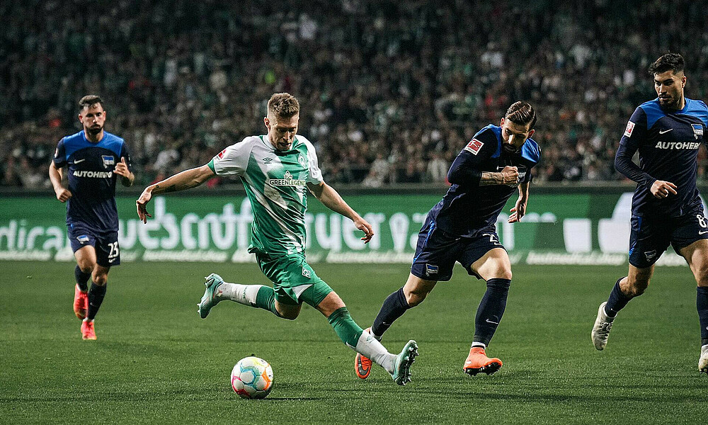 Mitchell Weiser im Duell mit Marvin Plattenhardt. 