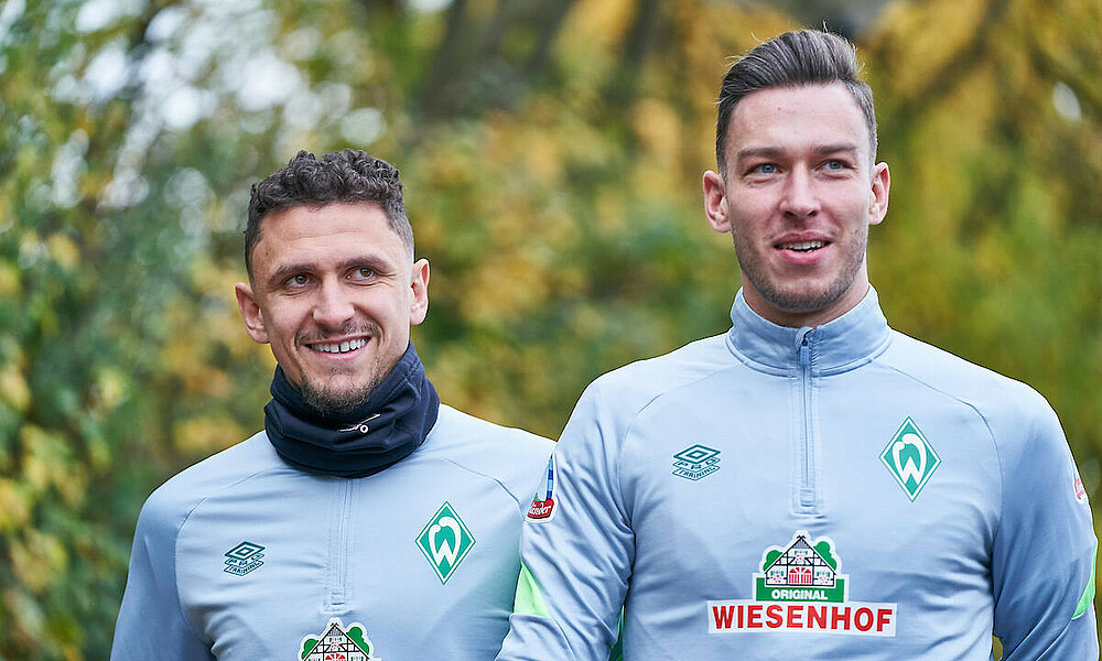 Veljkovic und Pavlenka auf dem Weg zum Training