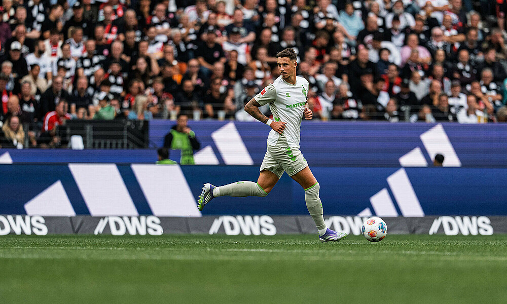 Marco Friedl läuft über das Feld im Spiel gegen Eintracht Frankfurt