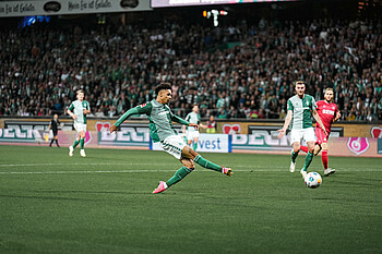 Justin Njinmah bei seinem Tor gegen Köln. 