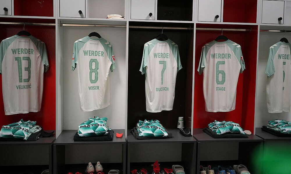 Gästekabine vom FC St. Pauli mit den Auswärtstrikots von Werder Bremen