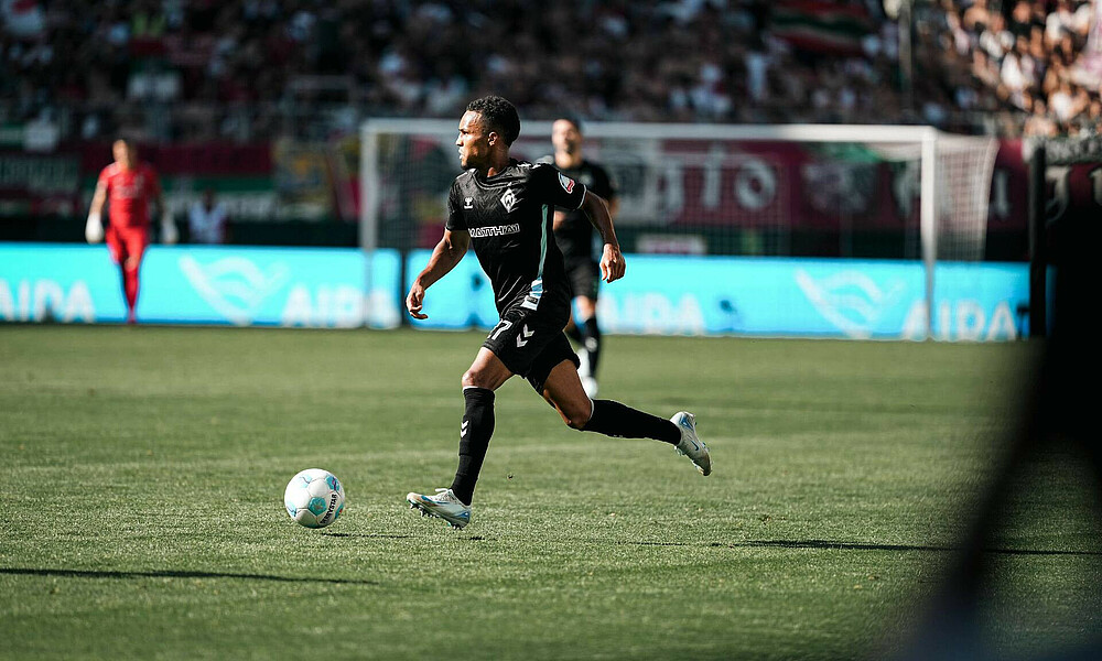 Felix Agu mit Ball am Fuß. 