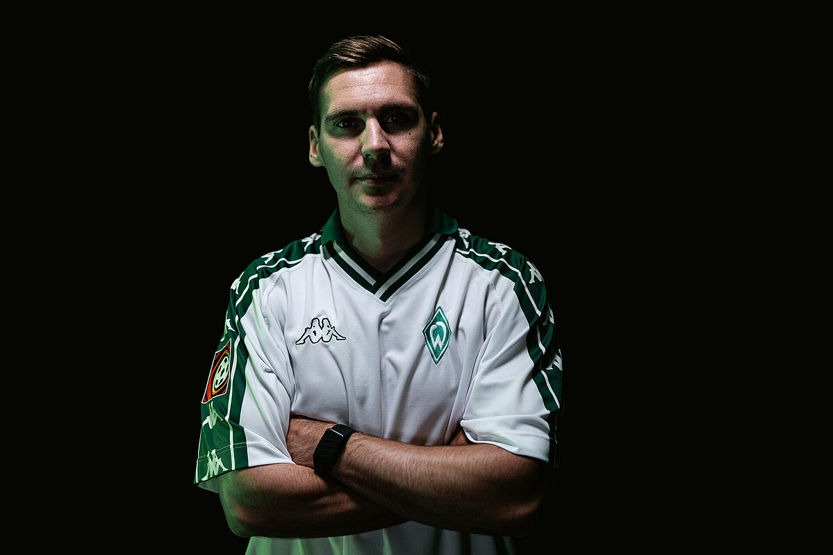 Wöber im alten Werder-Trikot von Andreas Herzog. 