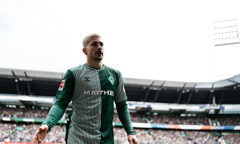 null Romano Schmid geht im Werder-Trikot vom Platz.