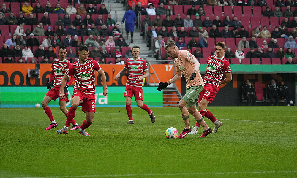 null Marvin Ducksch im Zweikampf gegen Augsburg.