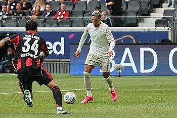 Justin Njinmah bereitet einen Schuss vor.