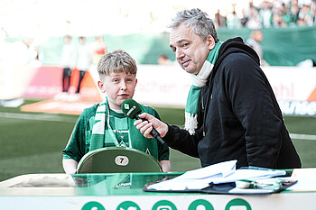 null Tamme am Mikrofon bei Arnd Zeigler im Stadionprogramm.