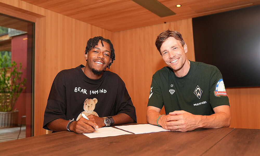 null Clemens Fritz mit Samuel Mbangula.