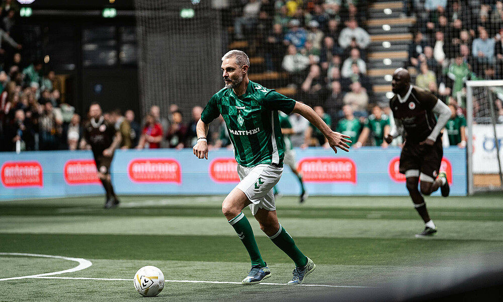 Charisteas mit Ball am Fuß. 