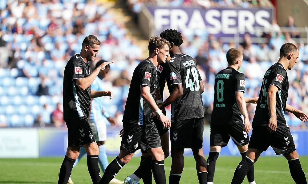 null Die Spieler jubeln nach einem Tor gegen Coentry City.