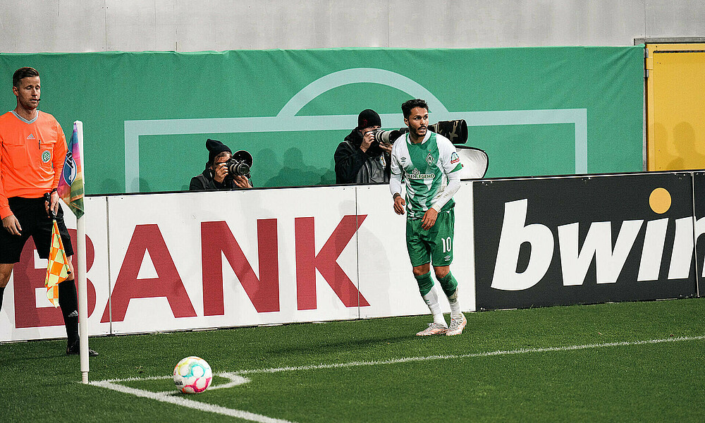 Leonardo Bittencourt bei einem Eckball.