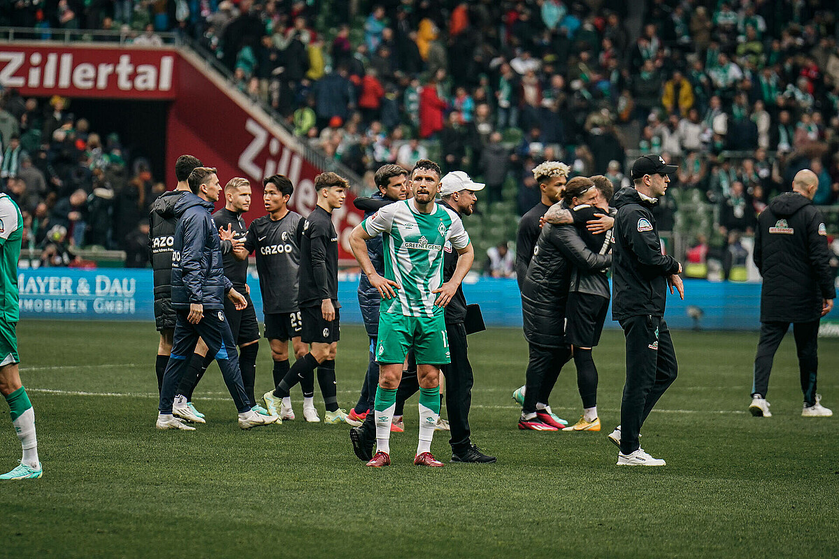 null Milos Veljkovic stützt seine Händer in der Hüfte.