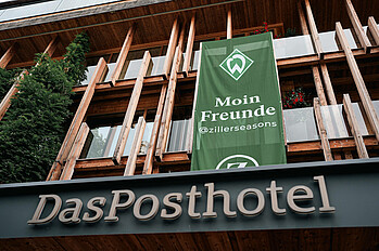 null Das Posthotel von außen mit Werder-Banner