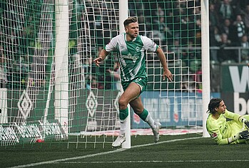 Niclas Füllkrug dreht nach einem Tor gegen Gladbach jubelnd ab. 