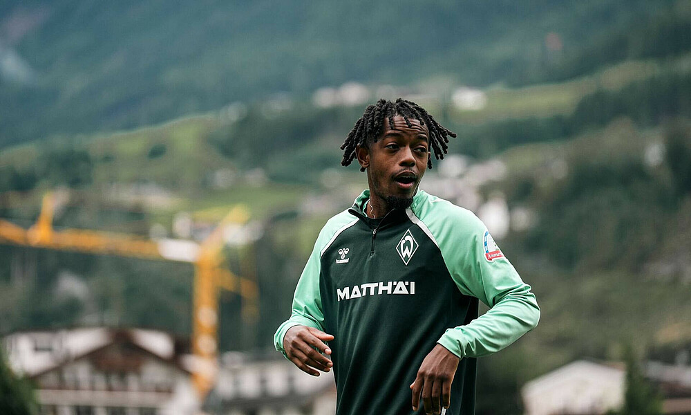 null Samuel Mbangula in Werder-Klamotten auf dem Trainingsplatz.