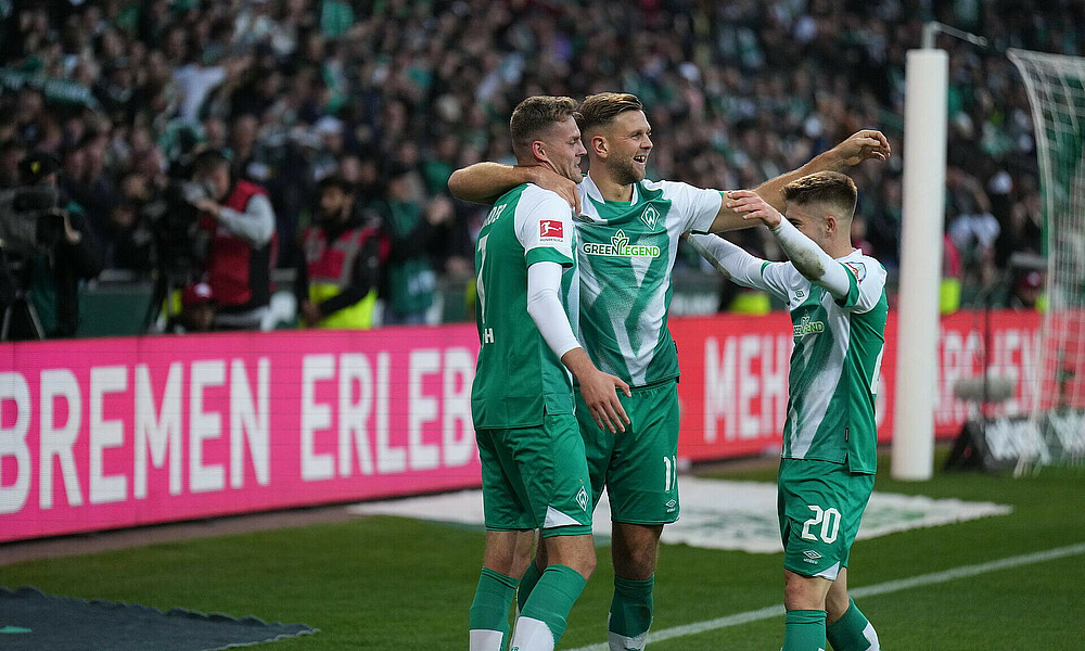 null Marvin Ducksch, Niclas Füllkrug und Romano Schmid umarmen sich