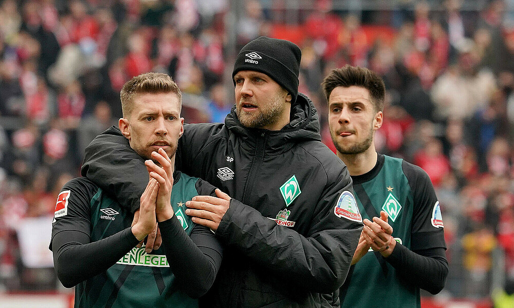 null Niclas Füllkrug umarmt Mitchell Weiser.