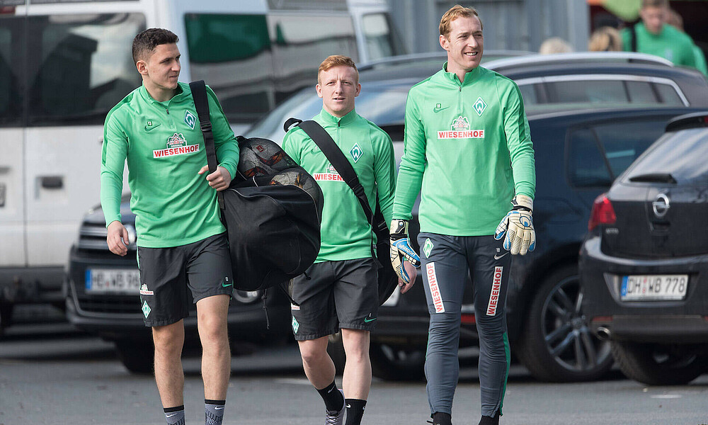 Milos Veljkovic, Laszlo Kleinheisler und Gerhard Tremmel im März 2016 auf dem Weg zum Trainingsgelände